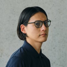 【最短即日発送】SOLAIZ ソライズ SLD-002 近赤外線・UVブロック エイジングケアサングラス 医療用 着用画像