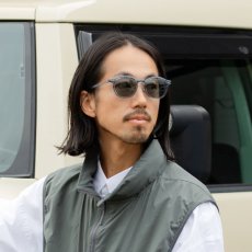 【10%OFF/最短即日発送】SOLAIZ ソライズSLF-1001 OUTDOOR 偏光レンズ 跳ね上げ式サングラス 度付き対応 パリジャン 着用画像
