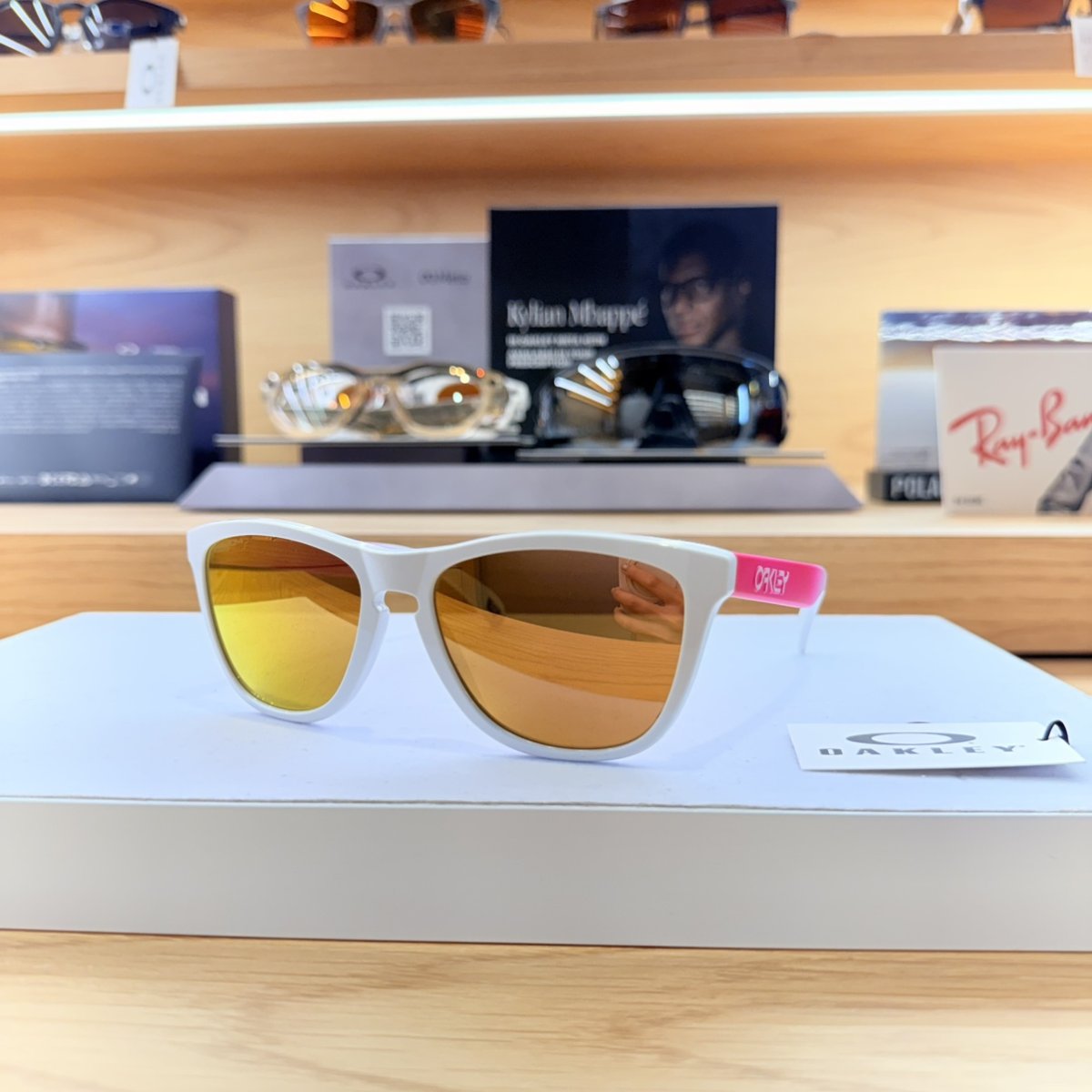 【即日発送】限定カスタム OAKLEY オークリー Frogskins フロッグスキン Polished White ホワイト / Rose Gold Iridium ローズゴールド / Shocking Pink Fade ライフスタイル サングラス 実物画像